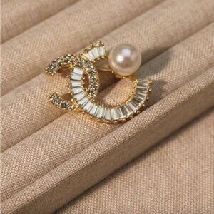 Gold and Pearl brooch Q597